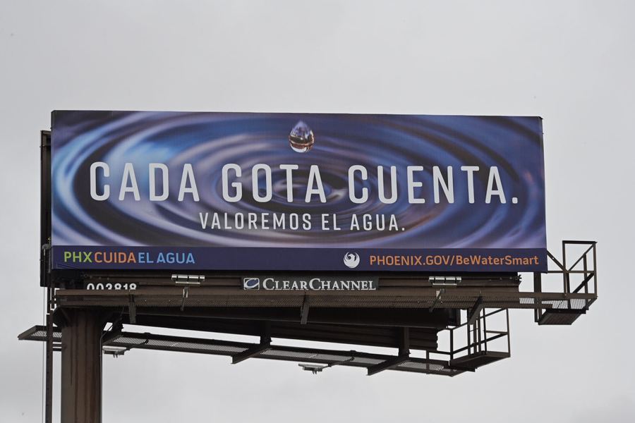Spanish-language Clear Channel billboard for the City of Phoenix water campaign. It reads Cada gota cuenta, valoremos el agua.